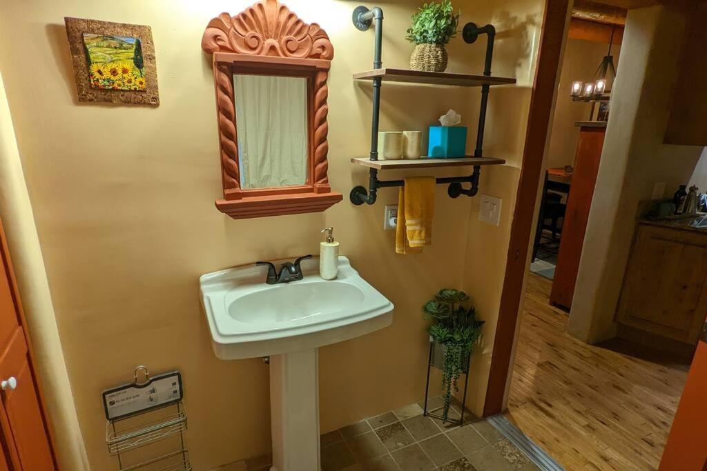 Magical Santa Fe Stay, Minutes From Town Square, Sleeps 4, Includes Free Parking And Outdoor Hot Tub! Екстер'єр фото